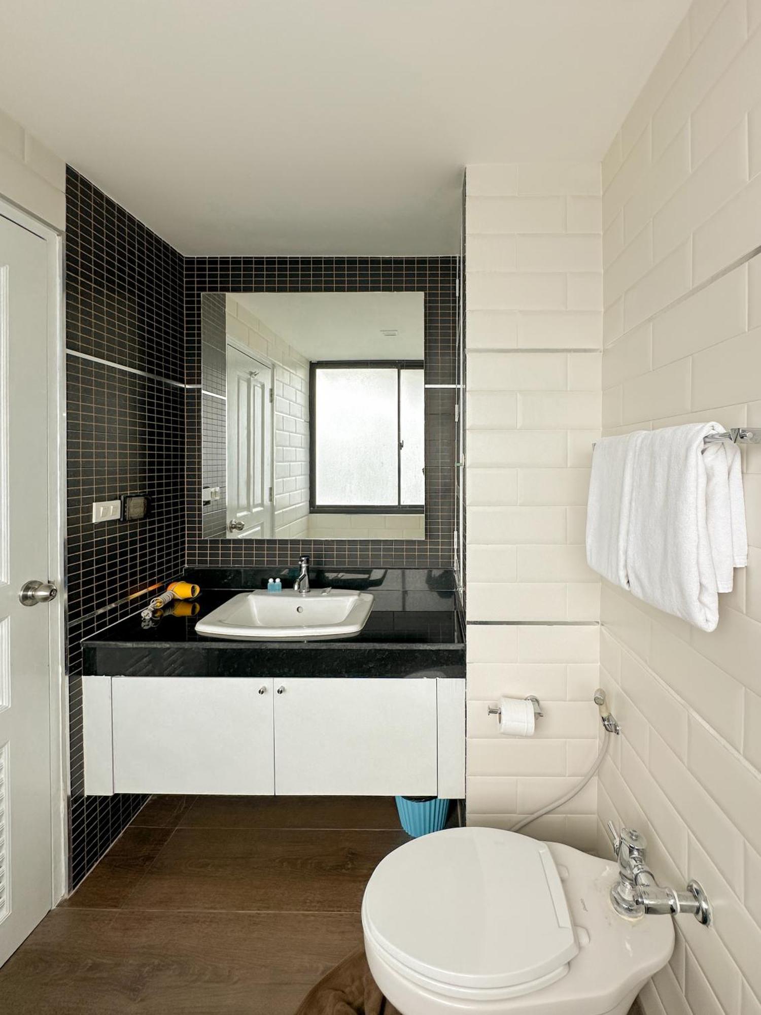 Nantiruj Tower: Serviced Apartments in Sukhumvit Soi 8 Bangkok Room photo